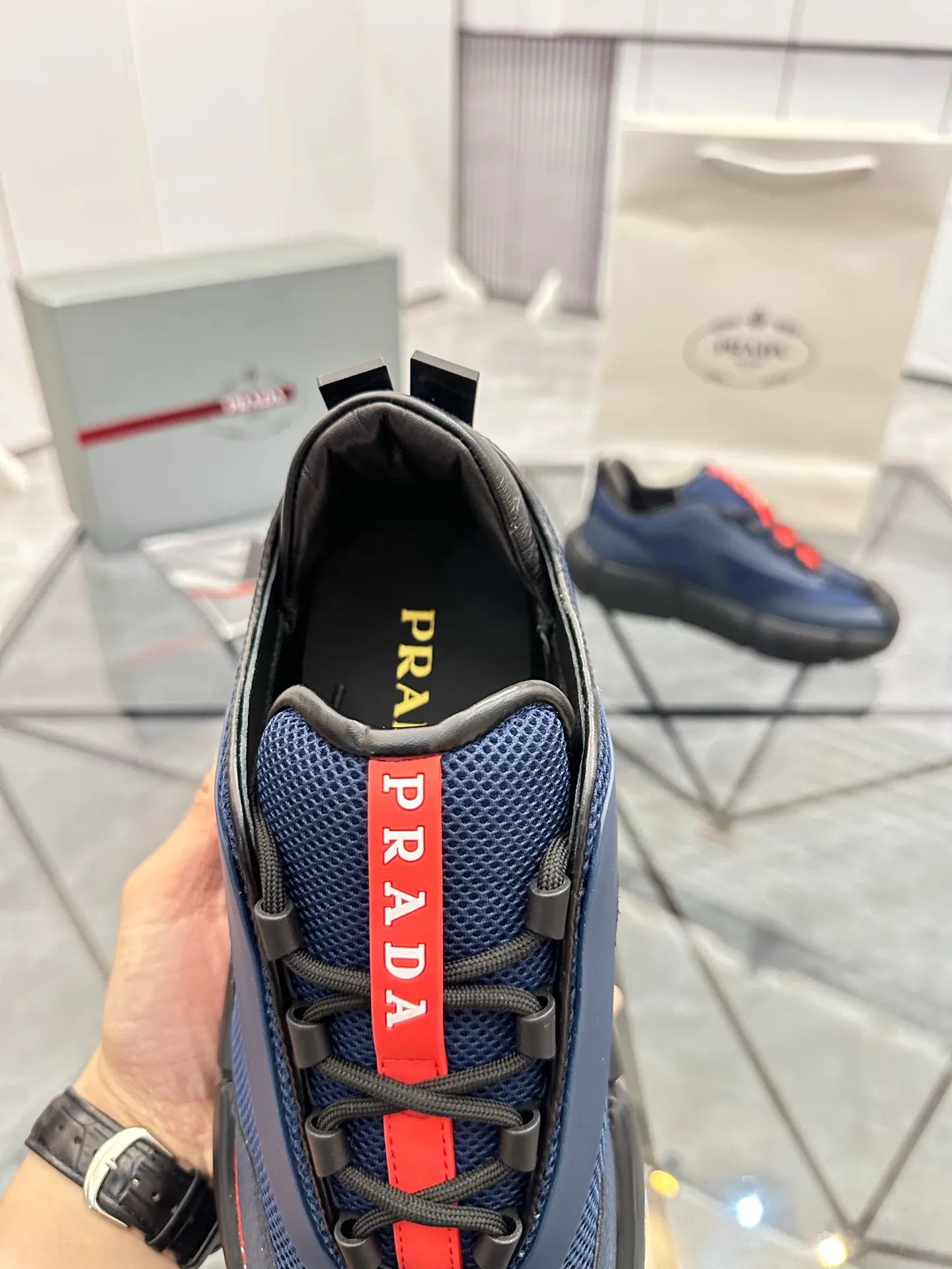 Men's shoes: 💰P500¥ High-end, complete package Product trademark: Prada *"Prada*" low-top casual shoes Regular size: 38-44 (can be customized to 45.46) Couple style Product materials: Upper imported cowhide stitched with original fabric, sheepskin lining, original outsole. Number: 846